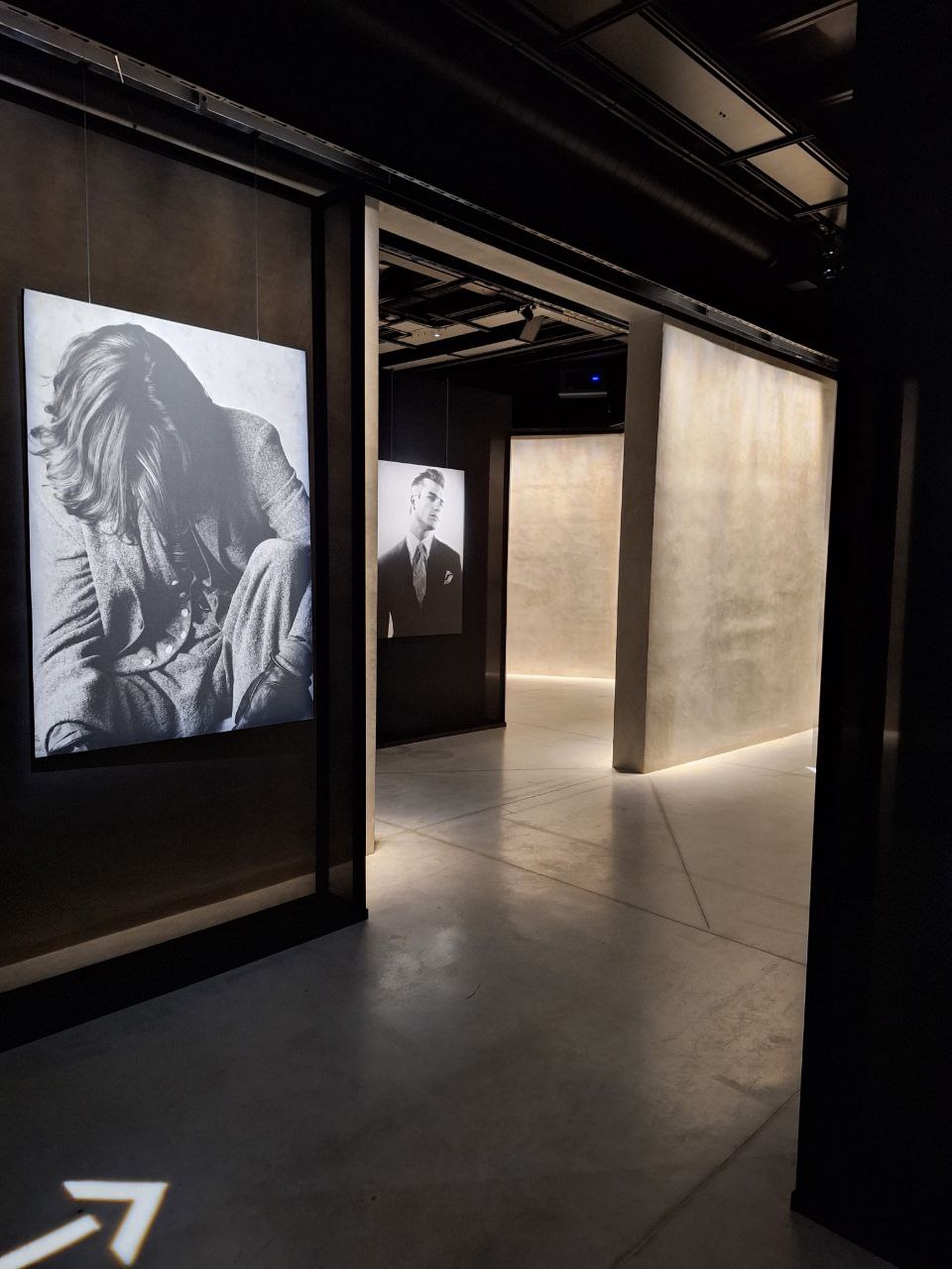 Giorgio Armani celebra la fotografia sensuale e senza tempo di Aldo Fallai