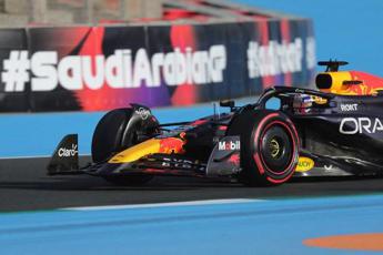 Gp Arabia Saudita, Verstappen pole davanti a Leclerc: Bearman undicesimo