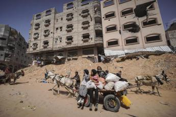 Israele-Gaza, bombe su campo profughi Nuseirat: 10 morti