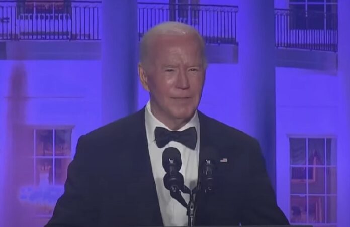 Biden alla cena dei corrispondenti prende in giro Trump e ironizza sull’età