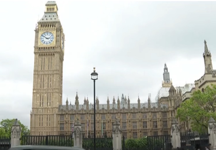 Il parlamento britannico approva il piano Ruanda