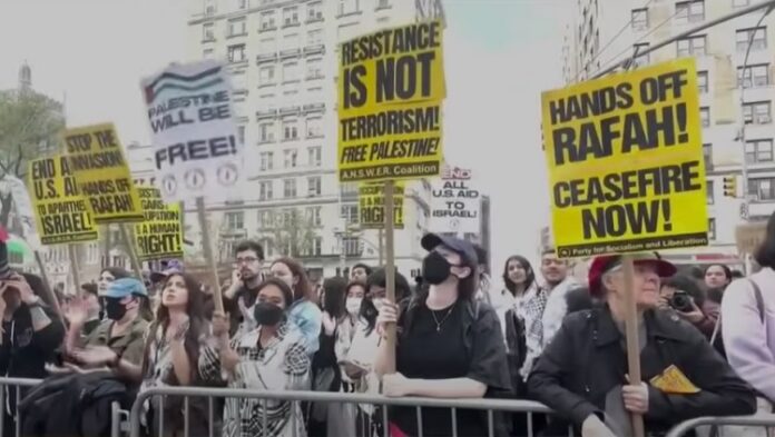 La Casa Bianca condanna le proteste filo-palestinesi alla Columbia University  