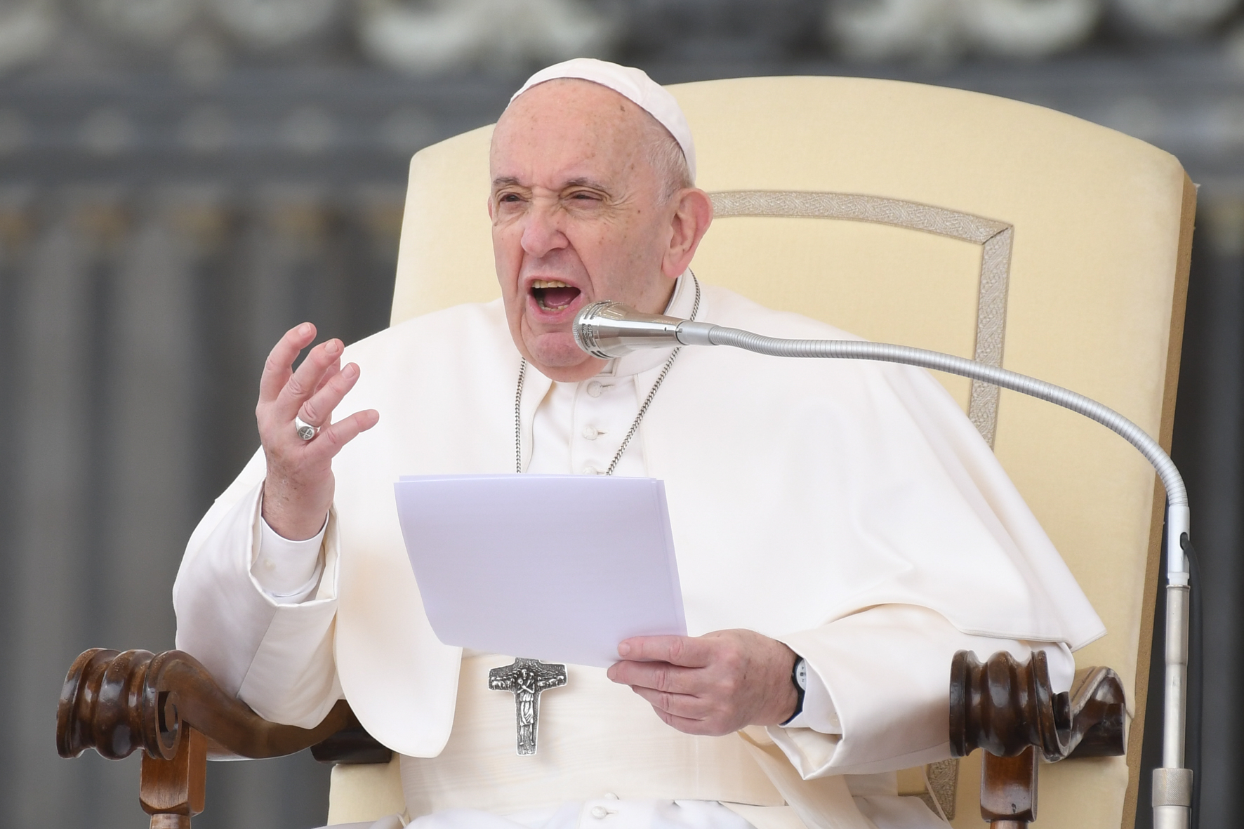 Bergoglio e i contraccettivi: “Sono come le armi”