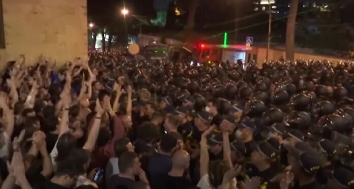 Georgia: proteste contro la legge sugli “agenti stranieri”, scontri tra polizia e manifestanti