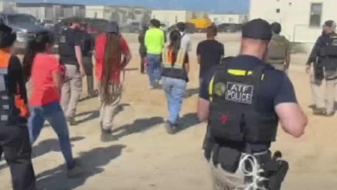 USA: blitz delle autorità per l'immigrazione in una fabbrica, arrestati oltre 300 lavoratori sudcoreani